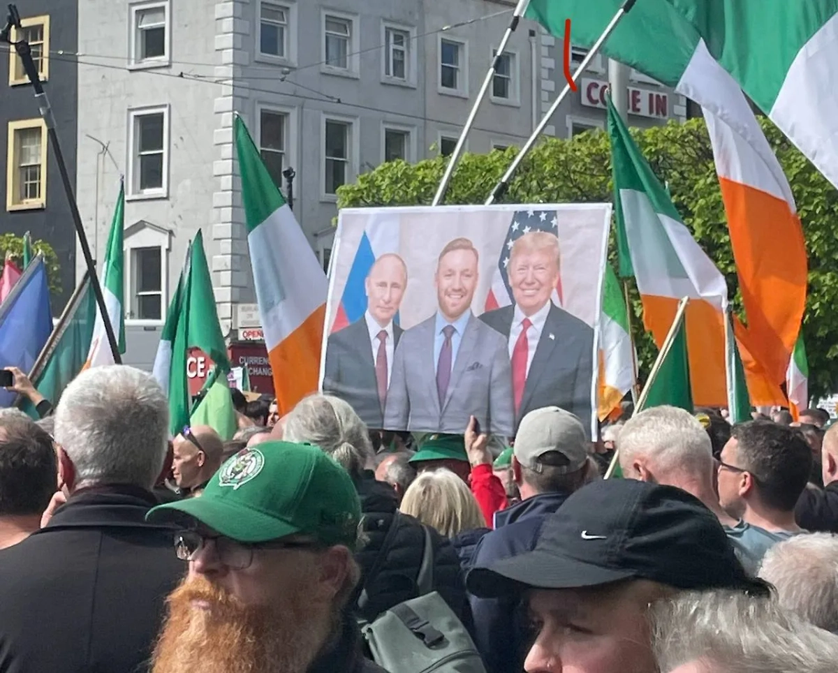 Портрет Путина, Макгрегора и Трампа на массовых протестах в Ирландии. Обложка © X / GeneralBohs