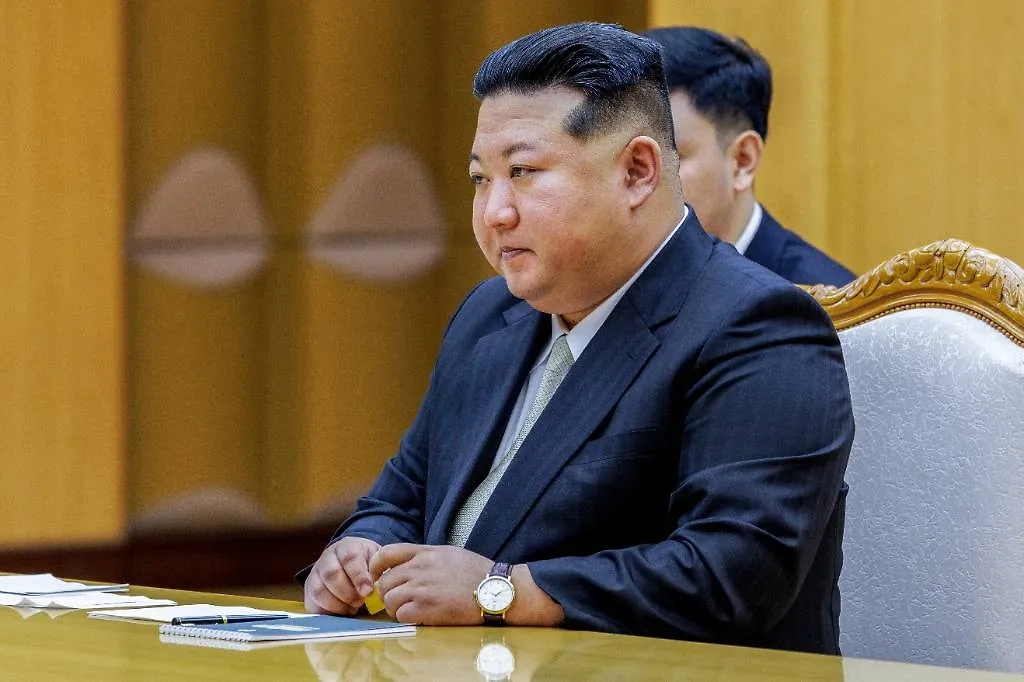 Лидер КНДР Ким Чен Ын во время встречи с министром обороны РФ Белоусовым. Фото © ТАСС / Вадим Савицкий