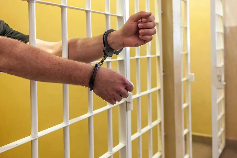 Заключённый за решёткой. Обложка © Shutterstock / FOTODOM / Mariusz Niedzwiedzki