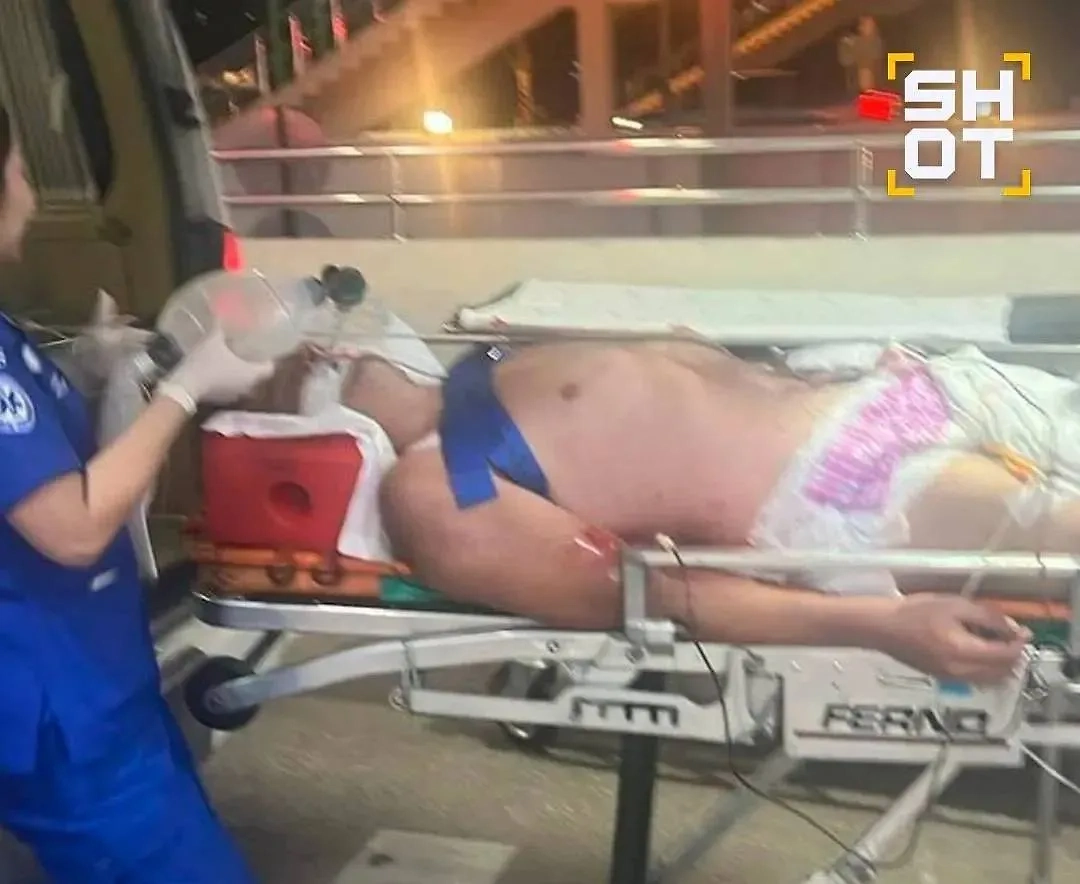 Мужчина, которому в шею ревнивец воткнул нож. Фото © Telegram / SHOT