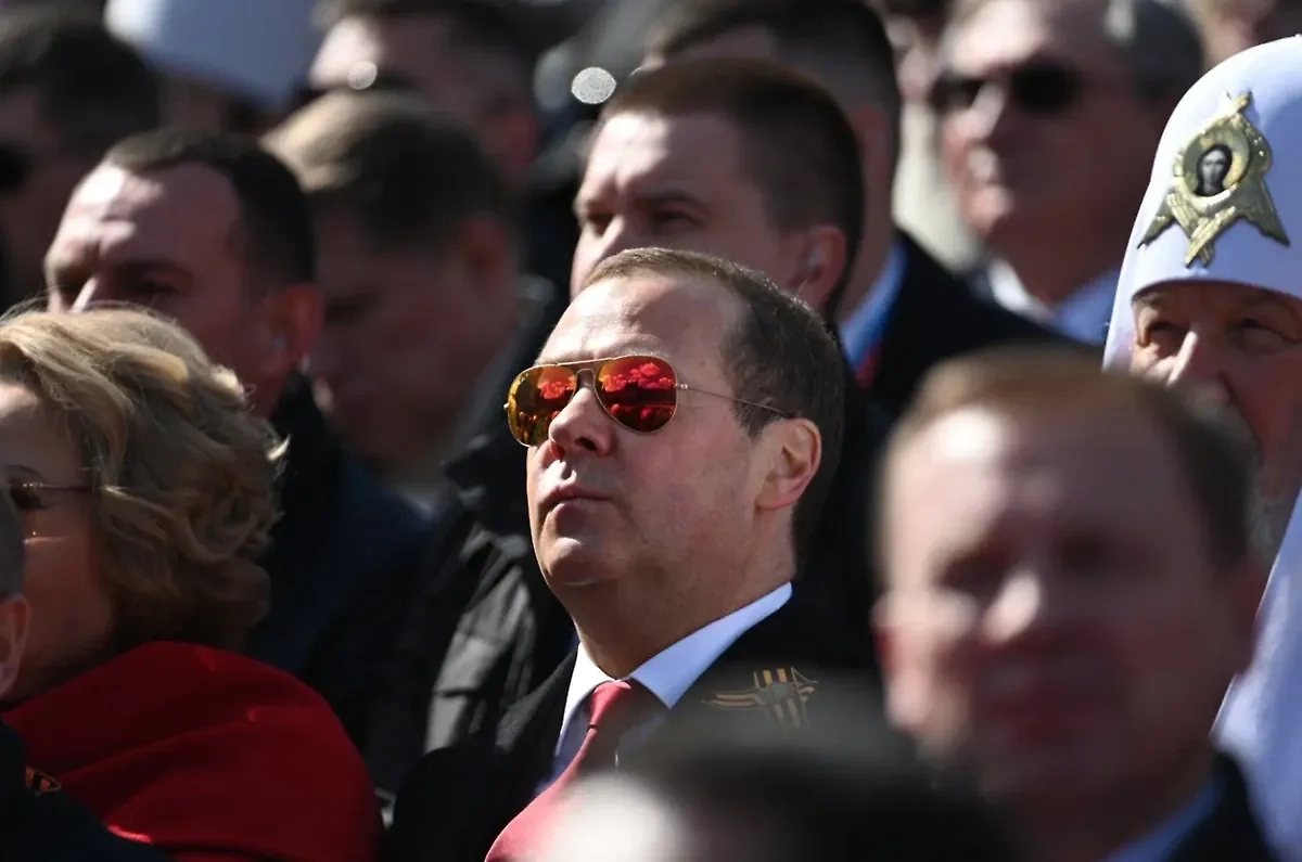 Дмитрий Медведев. Обложка © Life.ru