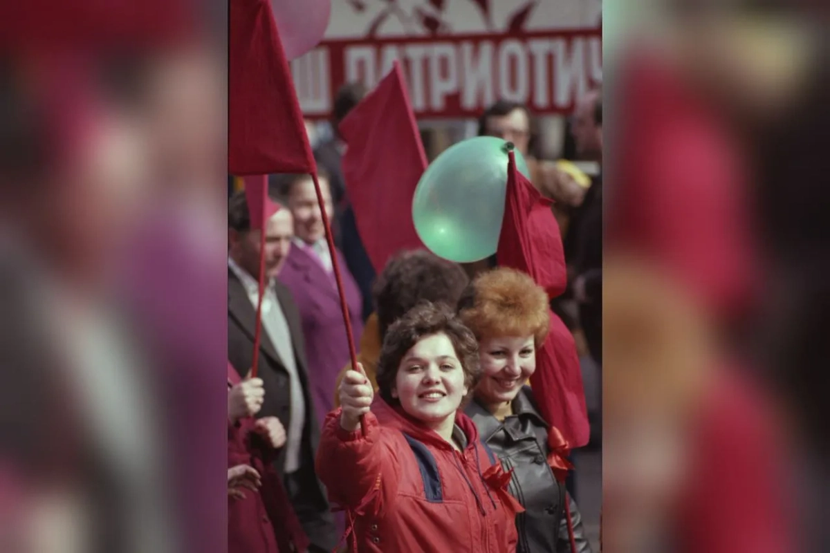 Военные парады и физкультурники: зрелищная сторона советского Первомая. Фото © ТАСС / Игорь Зотин, Юрий Лизунов