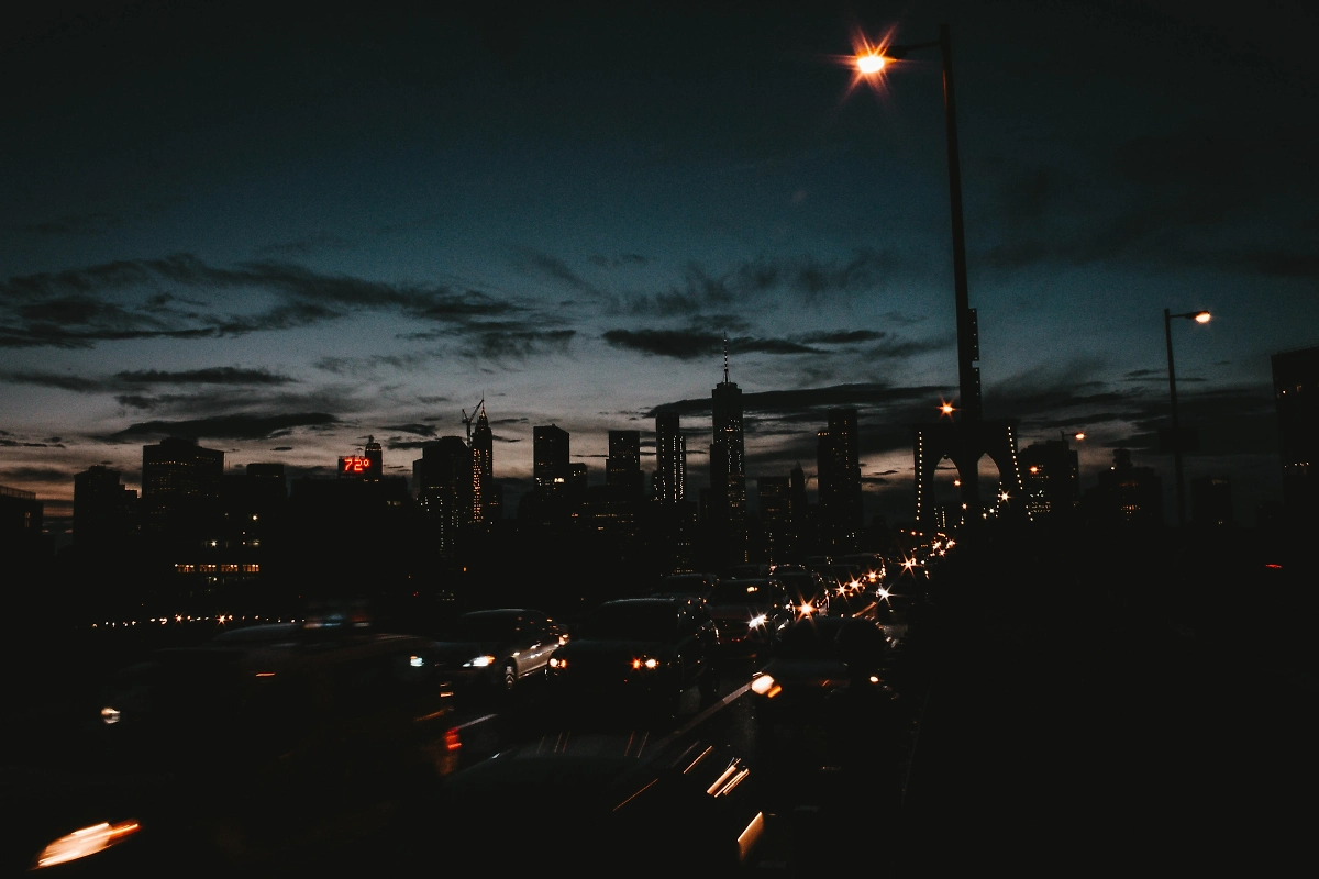 Экономисты оценили последствия блэкаута. Обложка © Freepik / wirestock