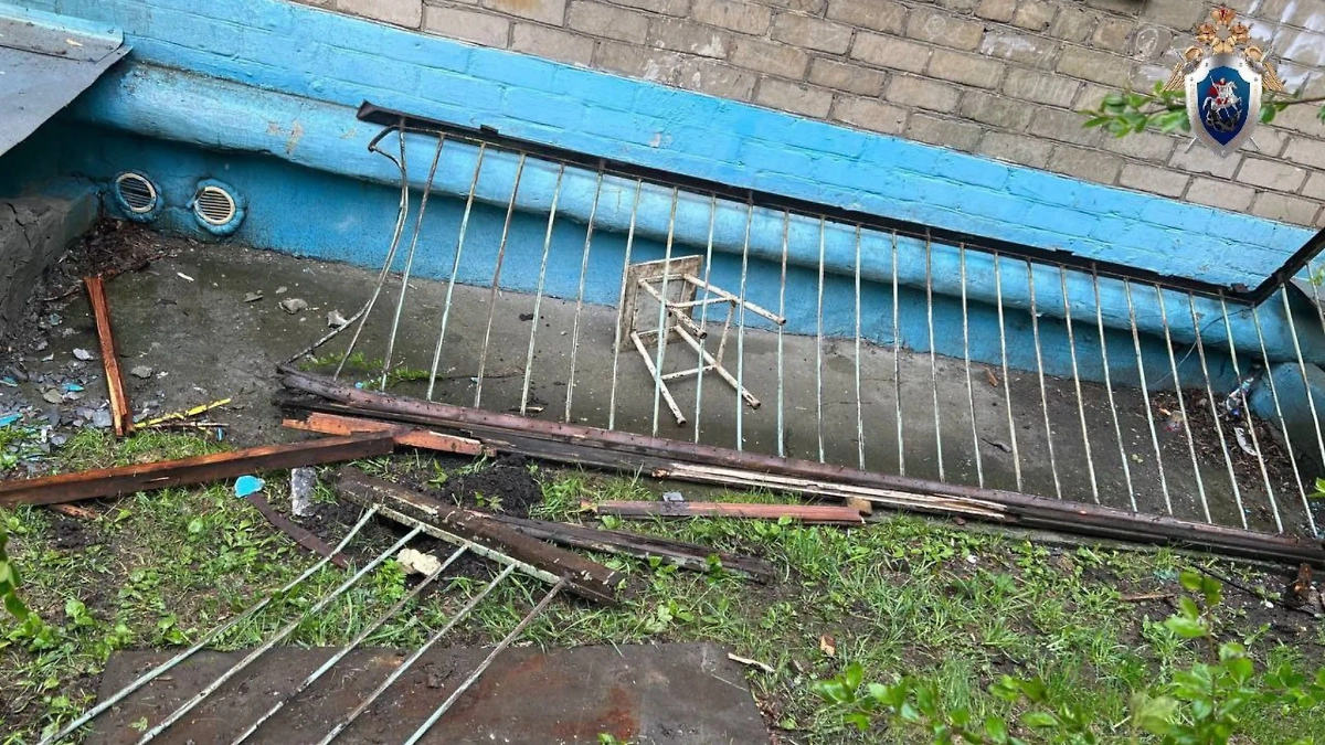 В Челябинске два человека упали с балкона на пятом этаже жилого дома. Обложка © Telegram / Челябинский Следком