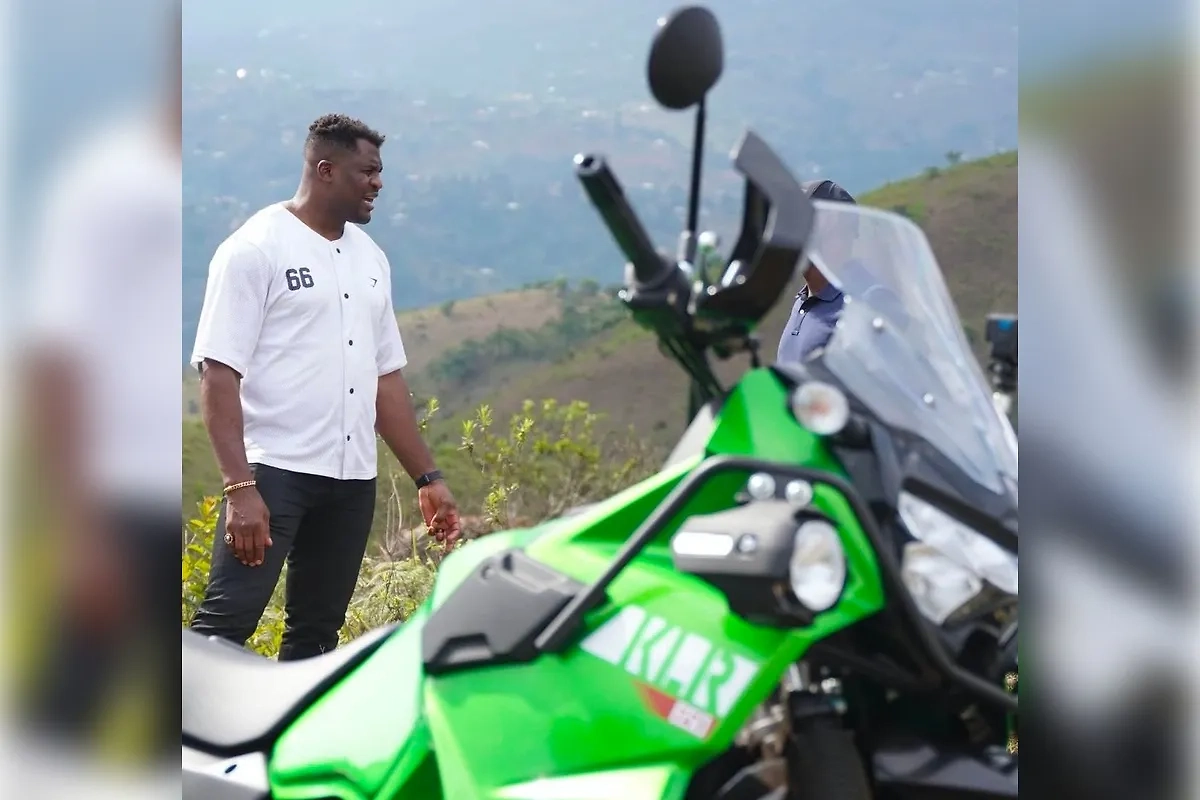 Нганну на мотоцикле насмерть сбил девушку в Камеруне. Обложка © Х / MrTestoestrogen