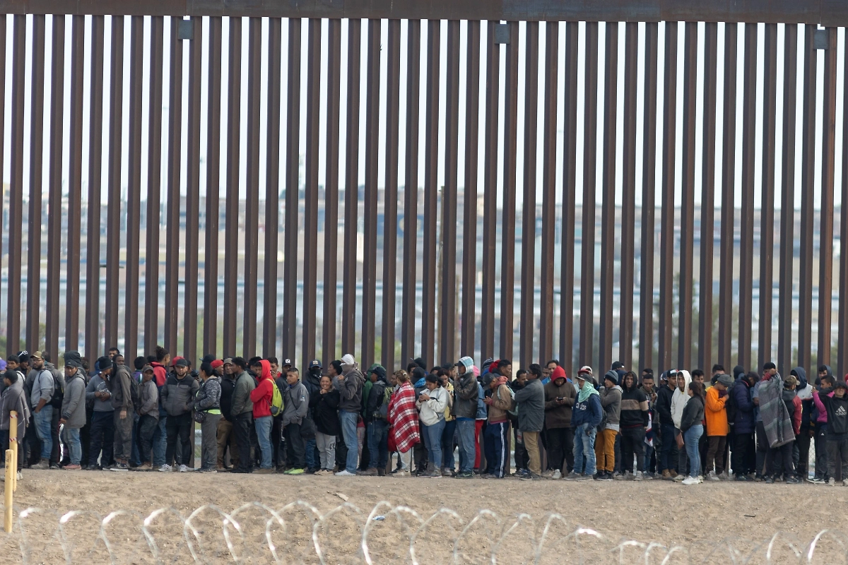 Мигранты на границе США. Обложка © Shutterstock / FOTODOM / David Peinado Romero