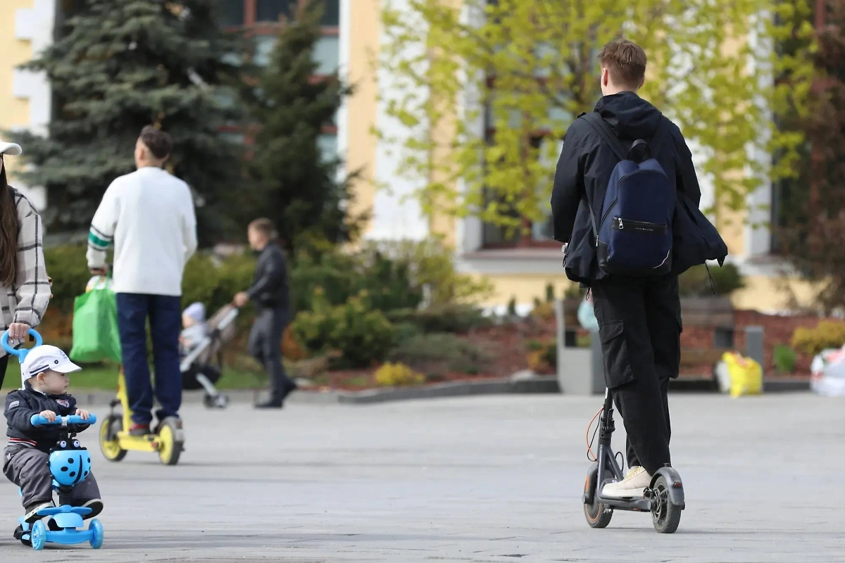 Выросли штрафы за детей на электросамокатах. Обложка © Life.ru