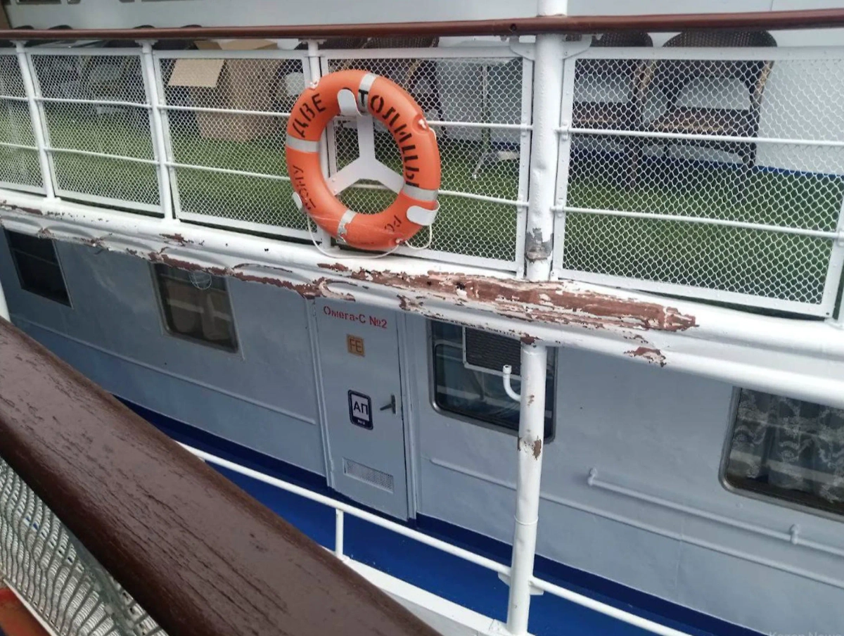 Два теплохода столкнулись в Казани. Обложка © VK / Новости Казани и Татарстана