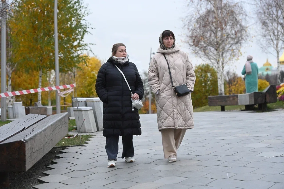 Женщина с зонтом. Обложка © Life.ru