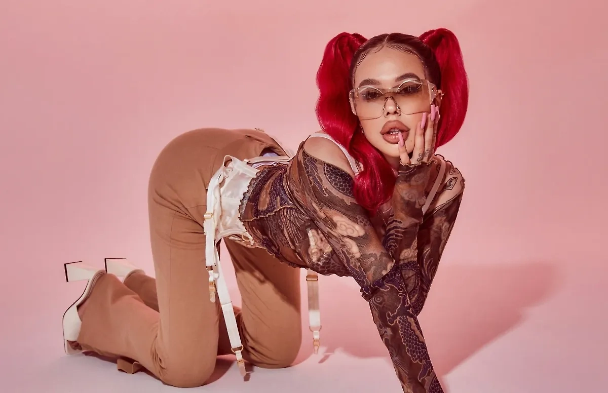 Инстасамка. Обложка © VK / Дарья Зотеева