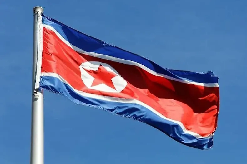 Флаг КНДР. Обложка © Shutterstock / FOTODOM / Katherine Welles