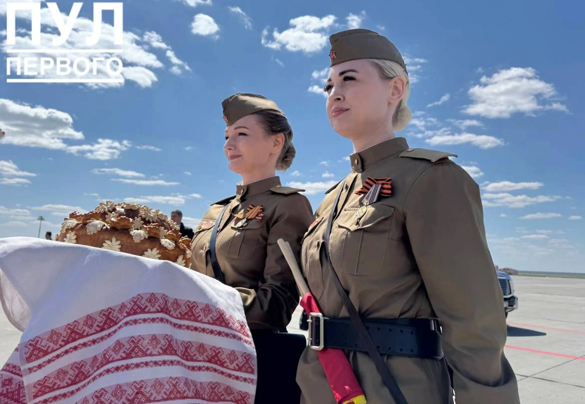 Лукашенко в аэропорту Волгограда встретили регулировщицы из ретровзвода МВД. Фото © Неофициальная пресс-служба президента Белоруссии