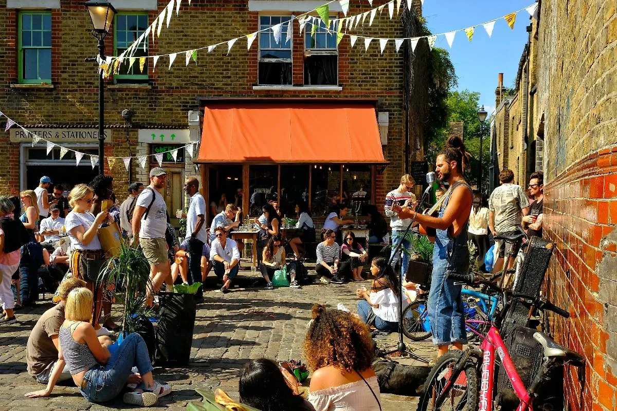 Британцы встречают начало мая уличными фестивалями. Фото © Shutterstock / FOTODOM / Symeonidis Dimitrios