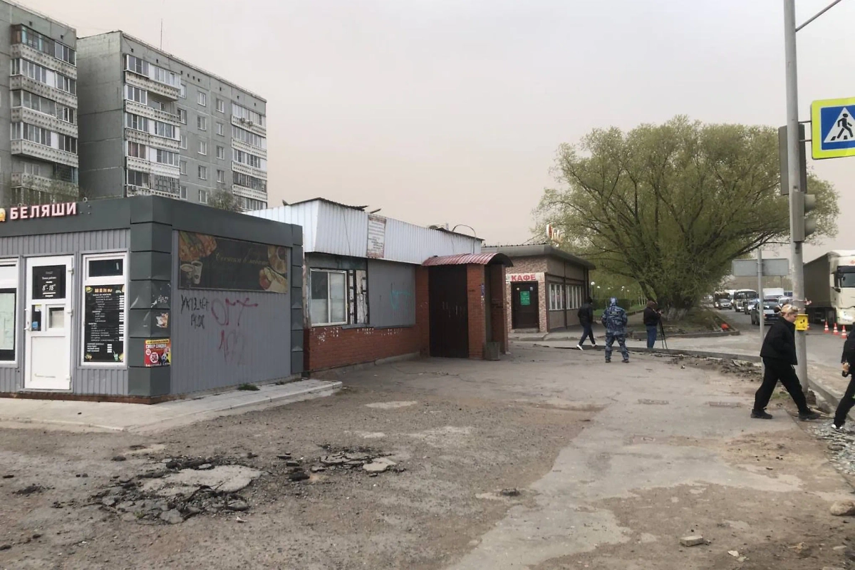 В Омске мужчина упал с крыши вместе с листом профнастила. Обложка © Telegram / СУ СК России по Омской области