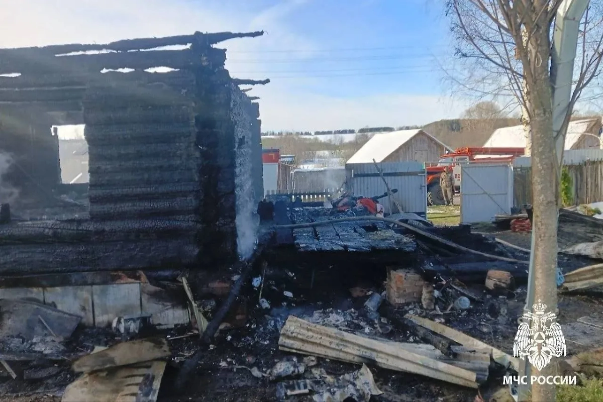 В Удмуртии полностью сгорел жилой дом в деревне Катыши. Обложка © VK / МЧС Удмуртии