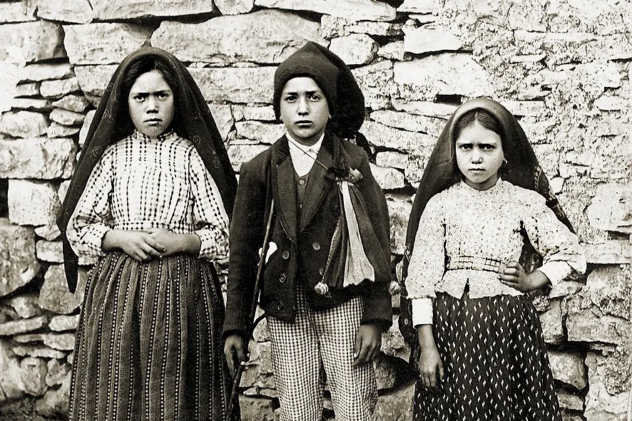 Дева Мария каждый месяц, 13-го числа, являлась троим детям-пастушкам. Выжила только одна девочка. Фото © Wikipedia / Joshua Benoliel
