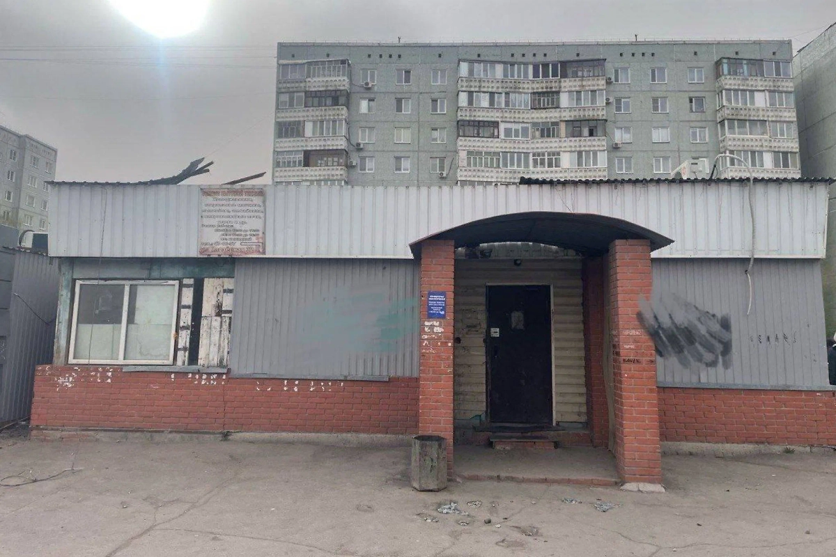 В Омске мужчина упал с крыши вместе с листом профнастила. Обложка © Прокуратура Омской области