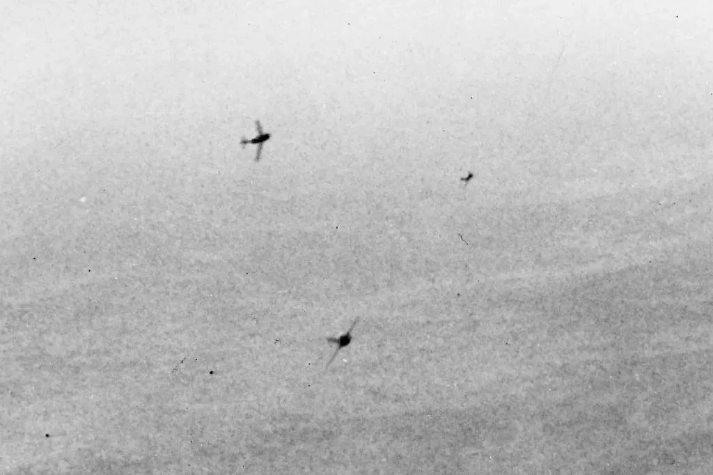 Три МиГ-15 заходят на атаку американских B-29. Фото © National Museum of the U.S. Air Force