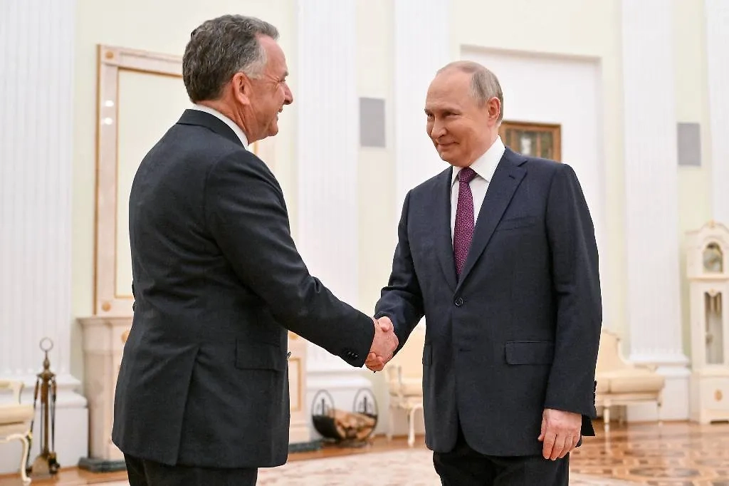 Специальный представитель президента США Стивен Уиткофф и российский лидер Владимир Путин. Обложка © ТАСС / Кормилицына Кристина