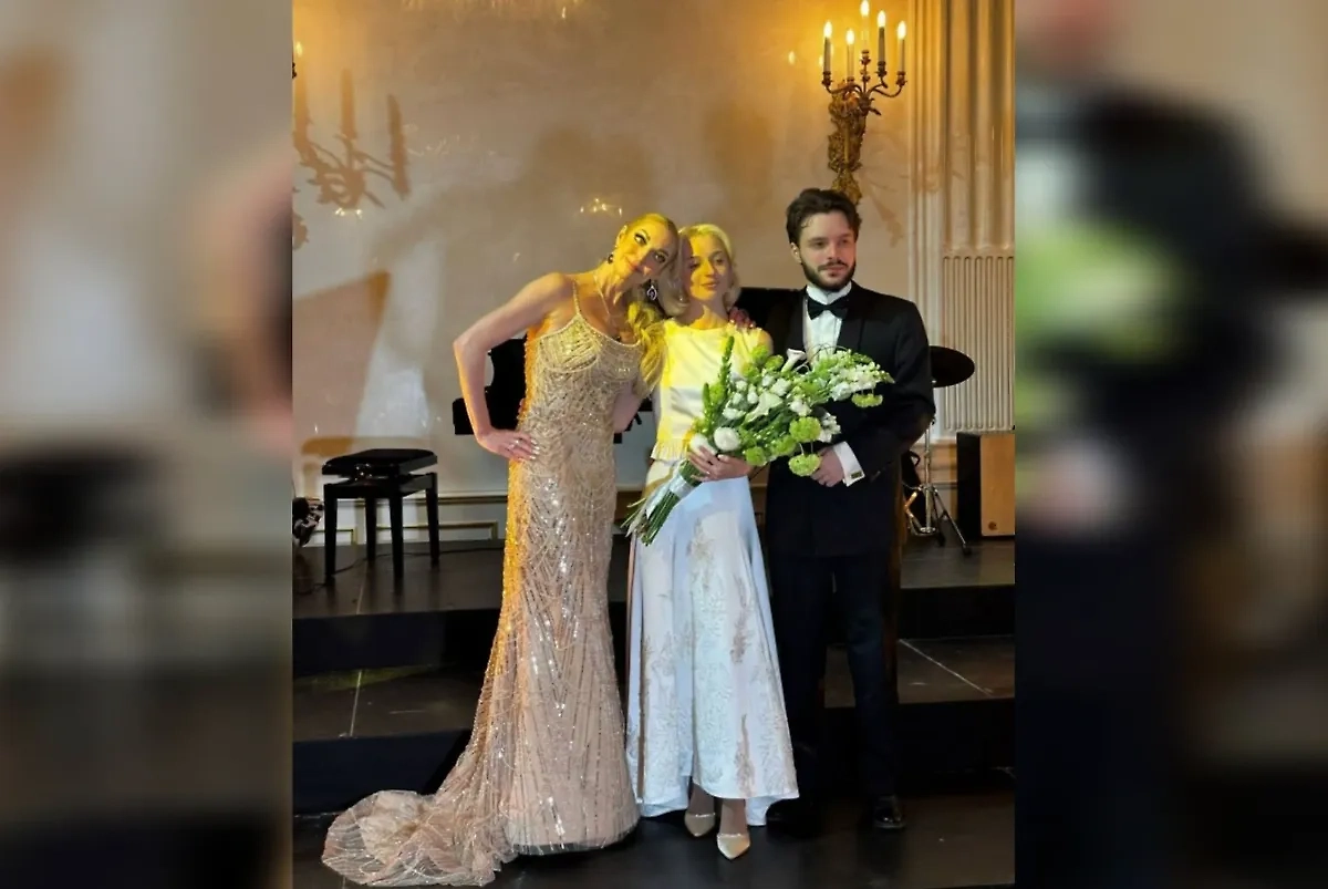 Анастасия Волочкова и дочь с супругом. Обложка © Instagram (признан экстремистской организацией и запрещён на территории Российской Федерации) / volochkova_art