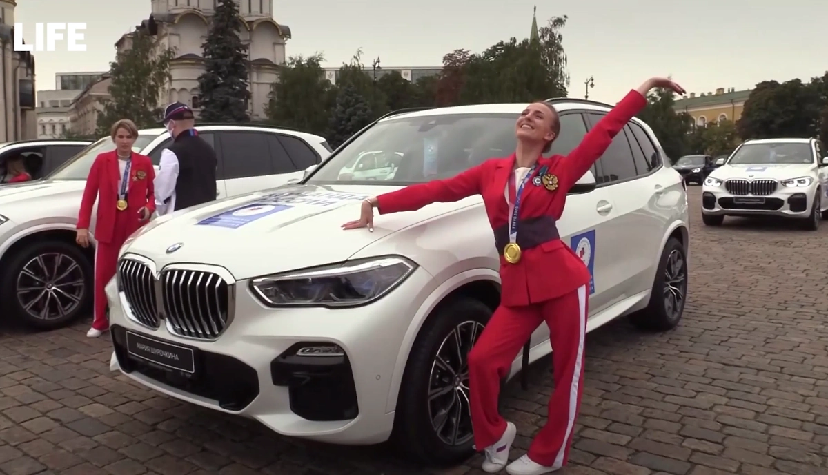 Вручение автомобилей спортсменам за победы на ОИ-2020. Фото © Life.ru