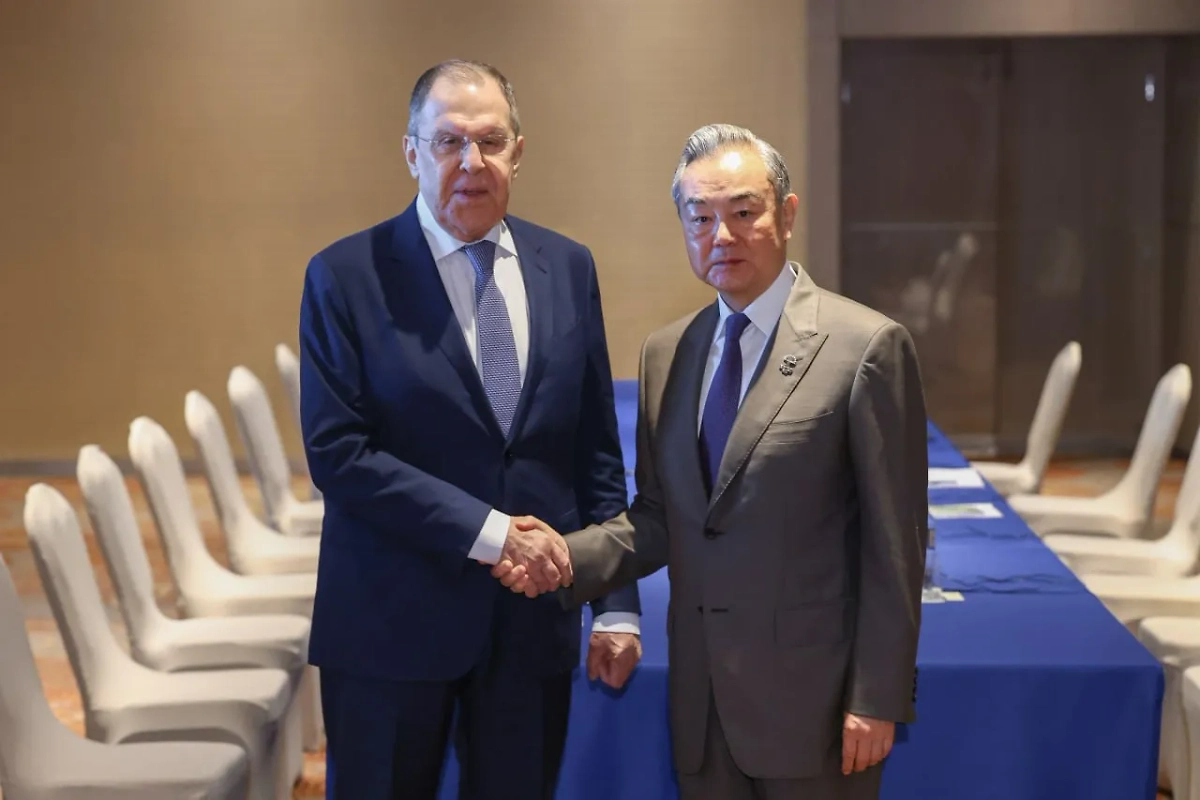 Сергей Лавров и Ван И. Обложка © Telegram / МИД России