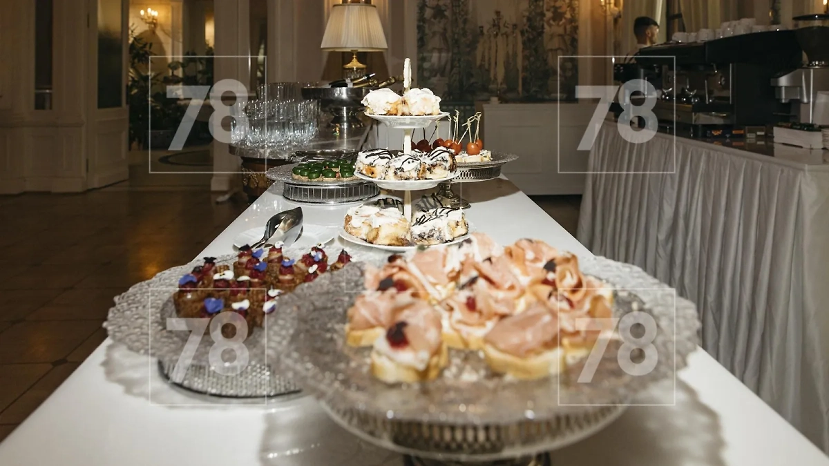 Стол с угощениями на свадьбе дочери Волочковой. Фото © 78.ru