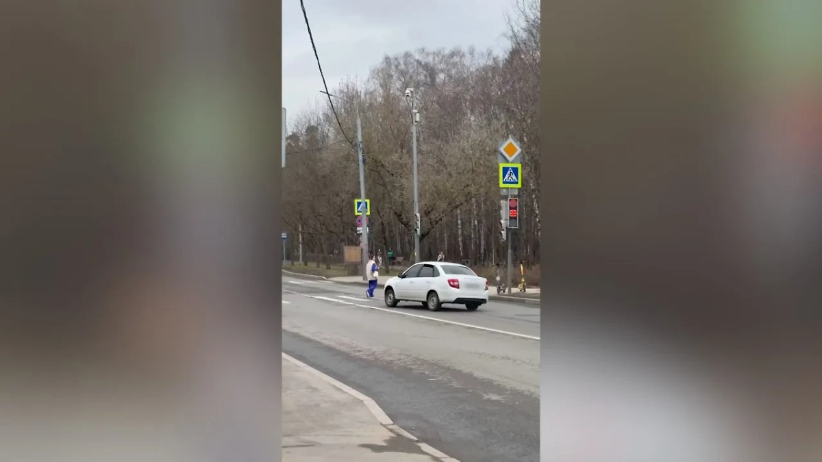 Полиция Москвы ищет водителя, едва не сбившего женщину при гонках у колледжа. Обложка © Telegram / SHOT