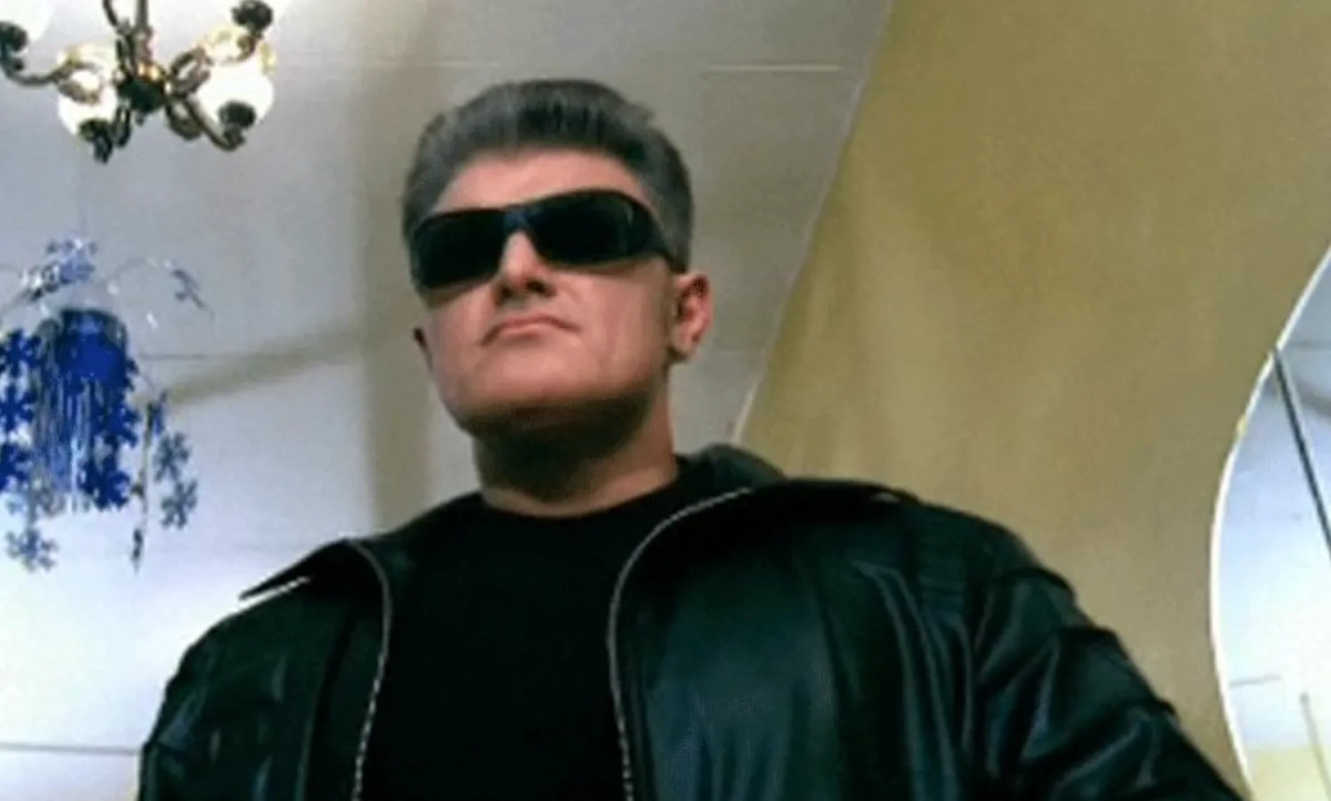 Владимир Турчинский сдвинул самолёт, поднял слониху, протащил 100 метров автобус, а потом умер. Фото © Кадр из фильма «Ералаш», режиссёр Борис Грачевский и т.д. / Kinopoisk