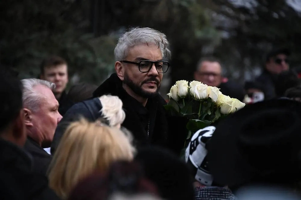 Филипп Киркоров на похоронах отца Бедроса. Обложка © Life.ru