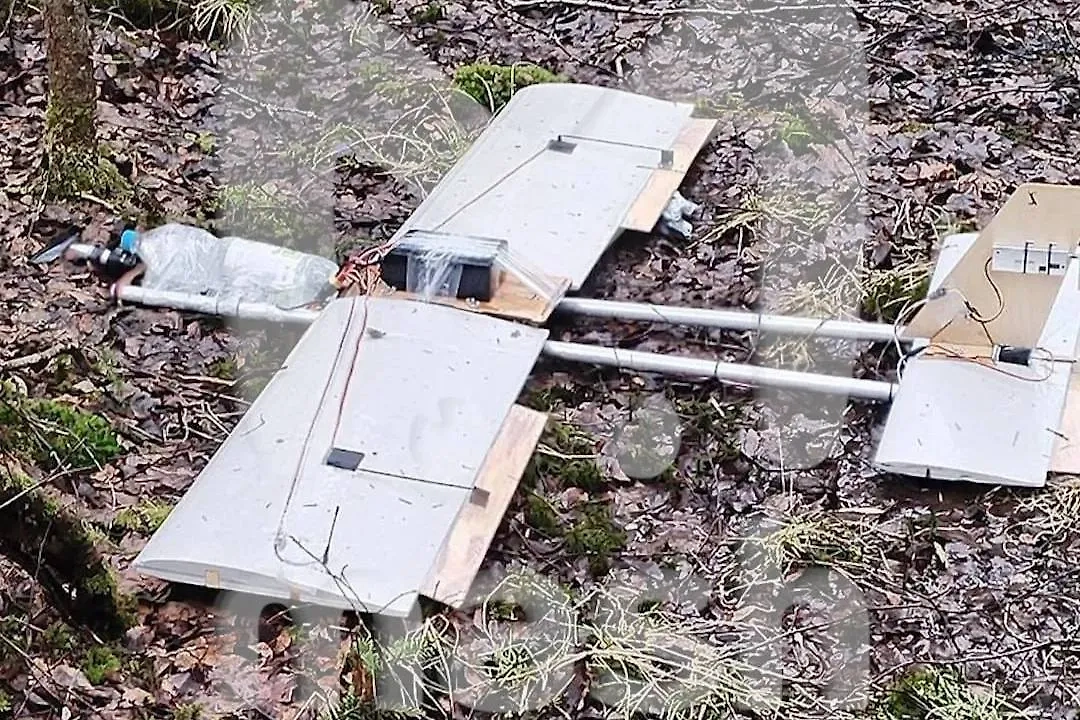 Дрон из фанеры и бутылки нашли в лесополосе московского посёлка. Обложка © Telegram / Mash