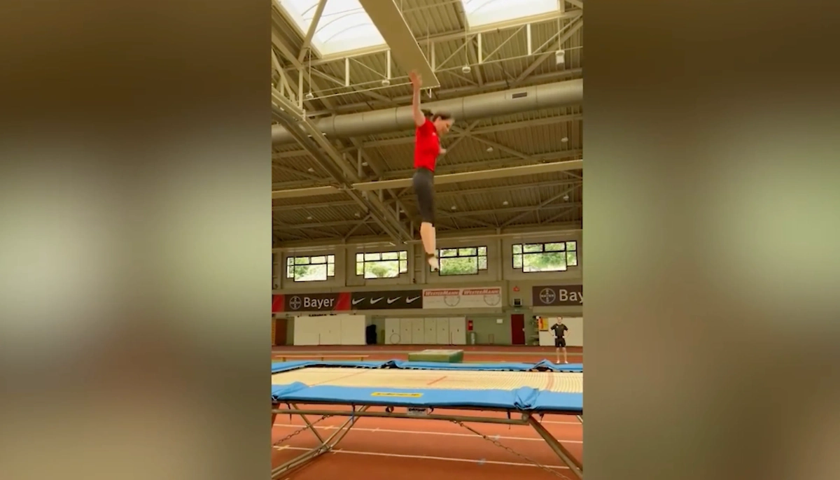 Бербок исполняет сальто. Обложка © X / mathieuvonrohr