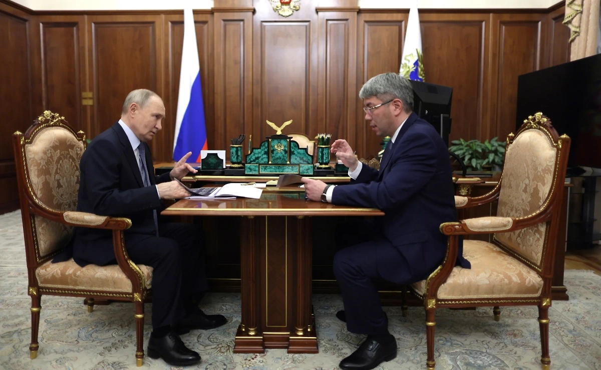 Владимир Путин и Алексей Цыденов. Обложка © Kremlin.ru