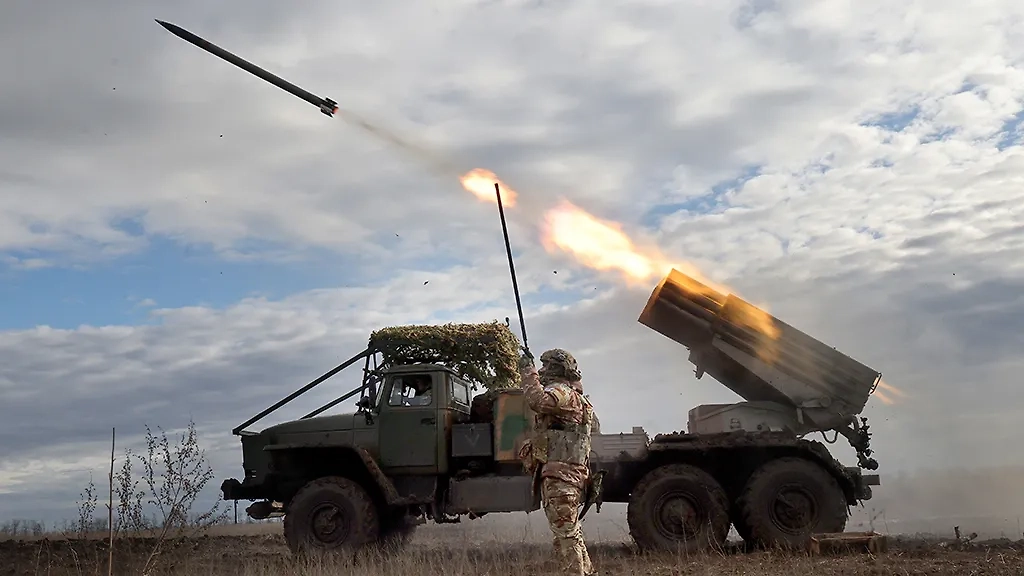 Работа расчёта РСЗО «Град» в зоне СВО. Обложка © ТАСС / Алексей Коновалов