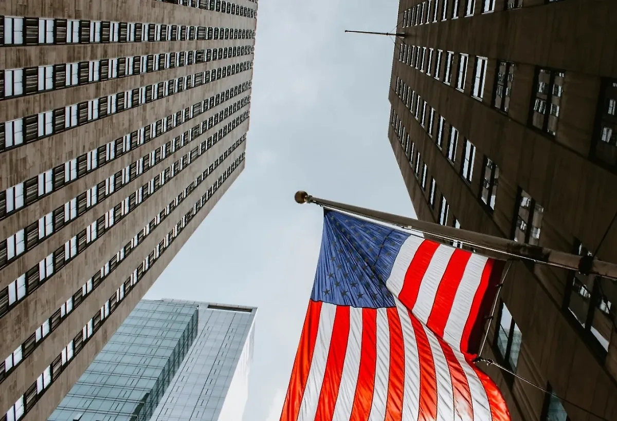 Флаг США. Обложка © freepik / wirestock
