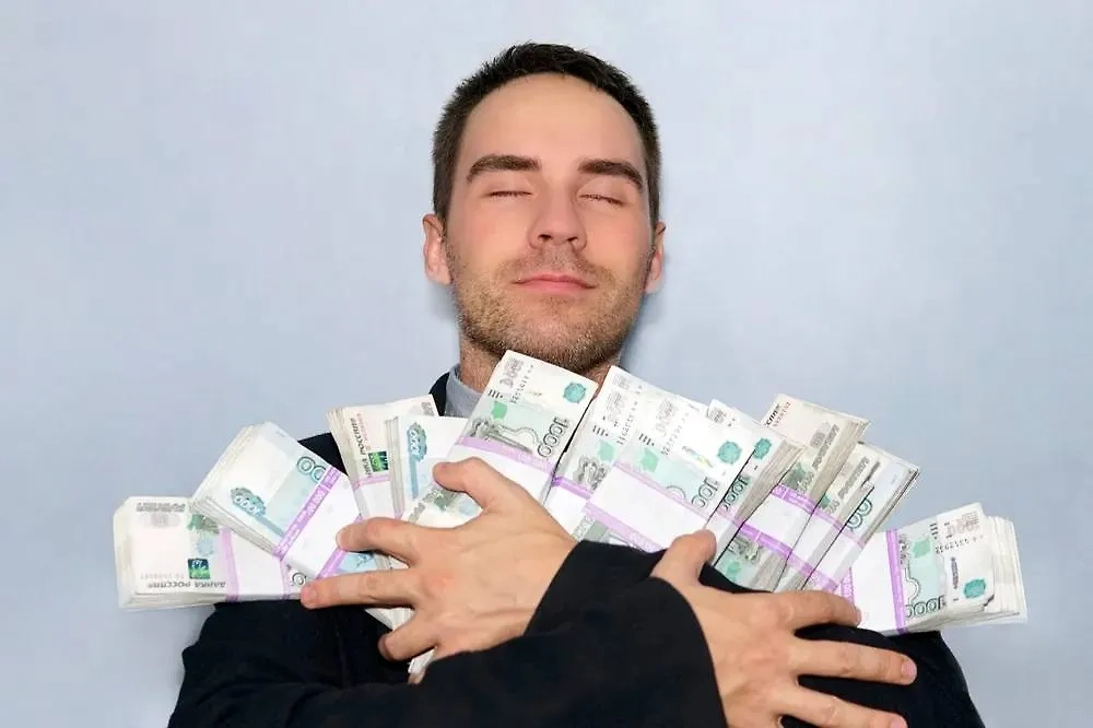 Огромная сумма денег. Обложка © Shutterstock / FOTODOM / SDammer