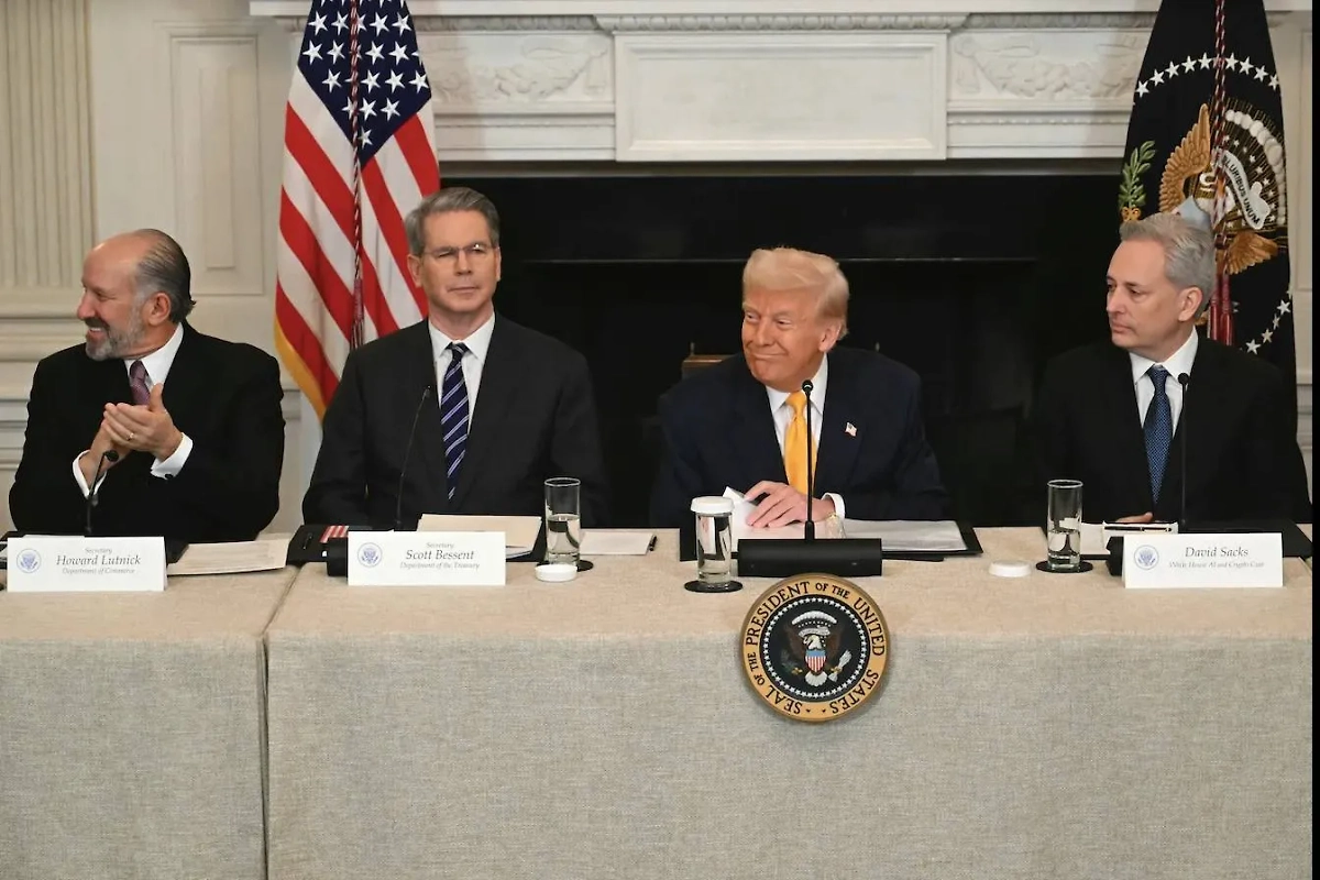 Министр торговли США Говард Лютник, министр финансов США Скотт Бессент, президент США Дональд Трамп, специальный представитель президента США по искусственному интеллекту и криптовалютам Дэвид Сакс. Обложка © ТАСС / AP