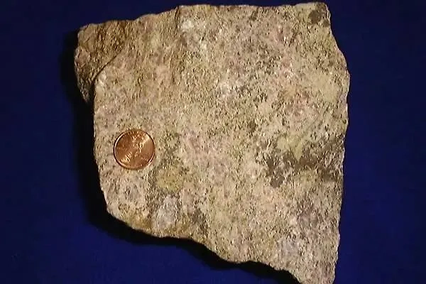 Редкоземельная руда. Обложка © Wikipedia