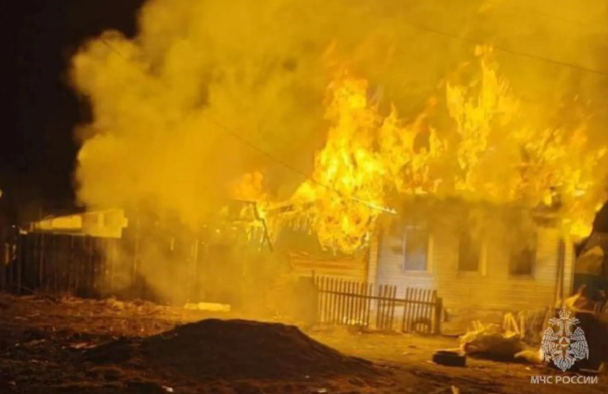 Пожар в городе Юрюзань Челябинской области, при котором погибли четверо детей. Обложка © Пресс-служба МЧС России