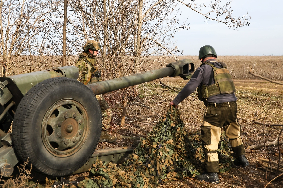 Работа российских расчётов в зоне проведения СВО. Обложка © ТАСС / Александр Полегенько