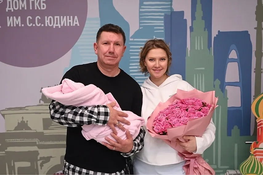 Сергей Кристовский с новорождённой дочерью. Обложка © Instagram (признан экстремистской организацией и запрещён на территории РФ) / uma2rmanband