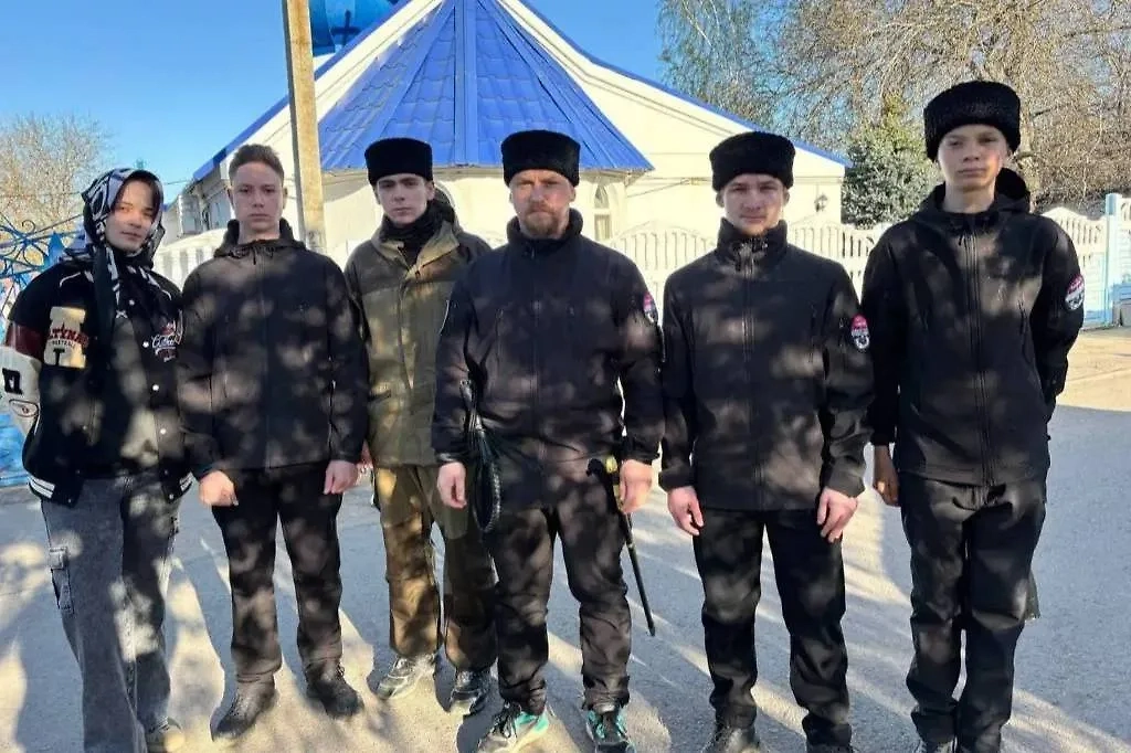 Казаки в Амвросиевке. Обложка © Предоставлено Life.ru