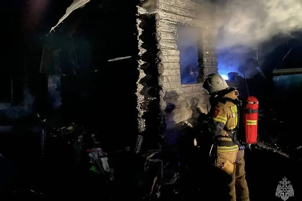 Пожарный на месте возгорания в городе Юрюзань Челябинской области, при котором погибли четверо детей. Обложка © Telegram / МЧС России