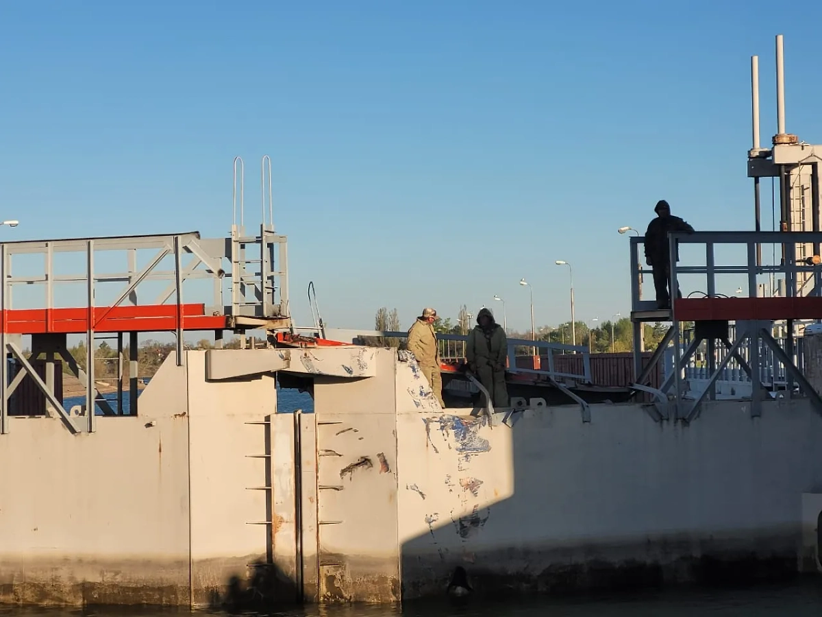 Кадр с места столкновения теплохода с воротами на гидроузле в Ростовской области. Обложка © Telegram / Южная транспортная прокуратура