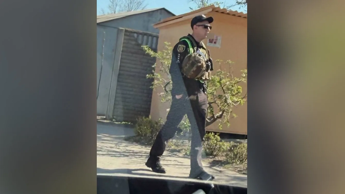 Сотрудник ТЦК у церкви на Бородинском. Фото © Telegram /  РоС #ТЦК