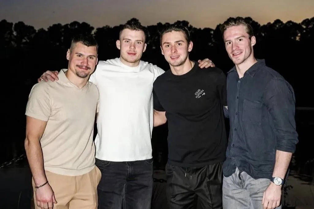 Совместное фото четырёх российских игроков. Обложка © X / Inhlcanes 