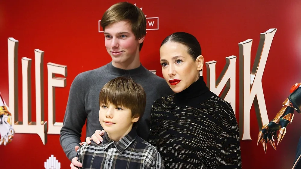 Юлия Барановская с сыновьями. Обложка © ТАСС / Сергей Булкин