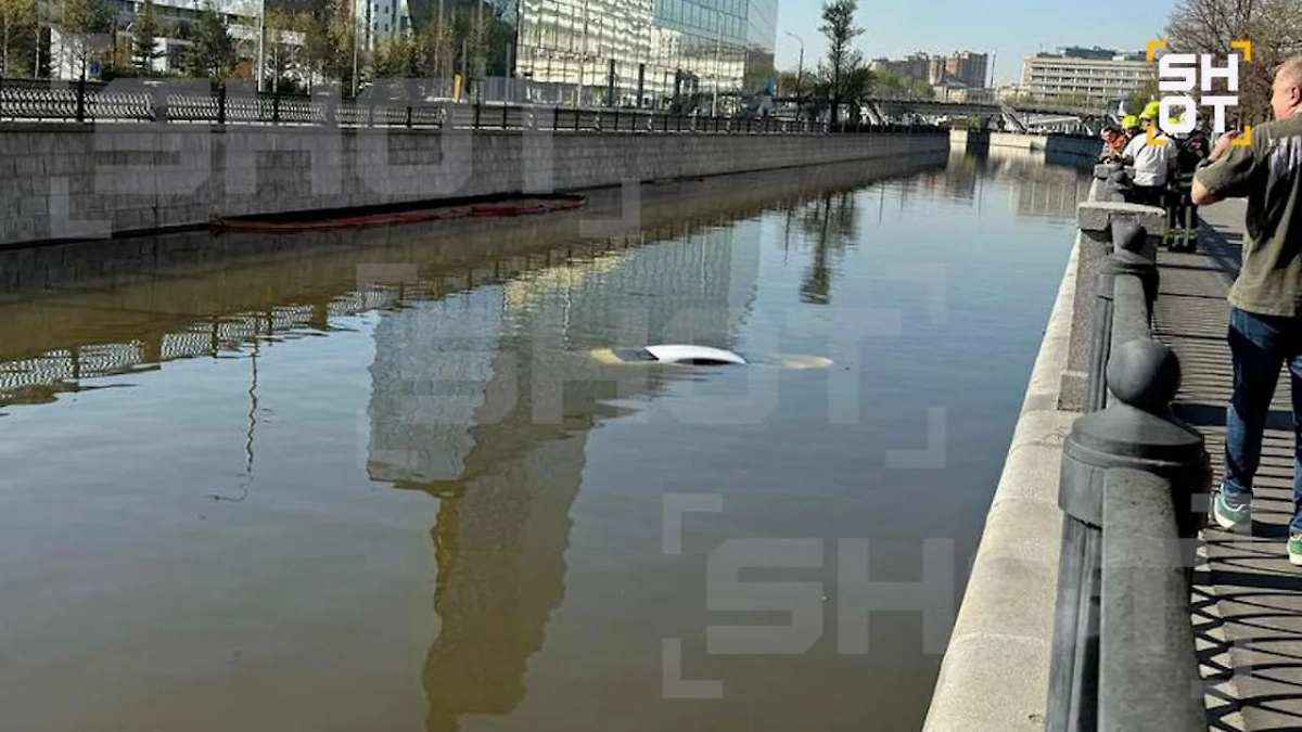 В Москве автомобиль съехал в реку Яуза. Обложка © Telegram / SHOT