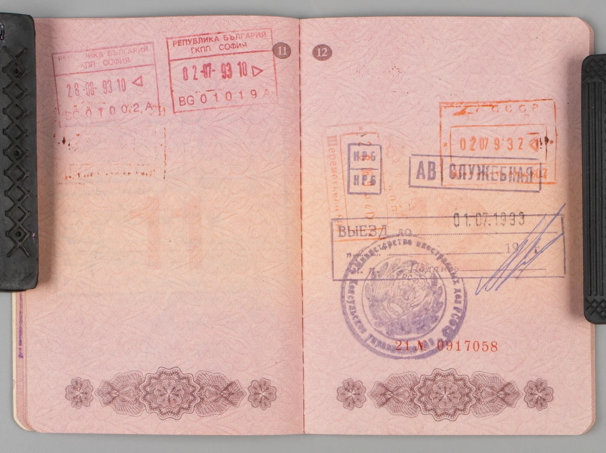 Загранпаспорт Жириновского на аукционе. Фото © ru.bidspirit.com