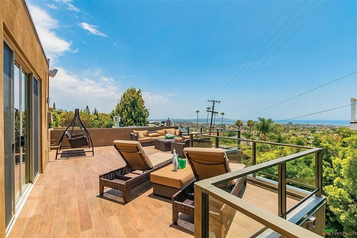 Особняк семейства Би Два находится на холме, с террасы дома открывается живописный вид на воду. Фото © zillow.com